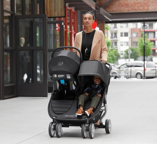 עגלת תאומים סיטי מיני 2 City Mini עם מנח רגליים מתכוונן - שחור Jet