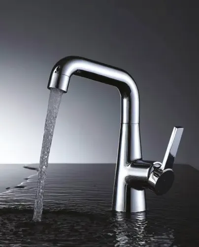 ברז רחצה נמוך MY-DE5301 ניקל מותקן על כיור אינטגרלי בחדר אמבטיה מודרני.