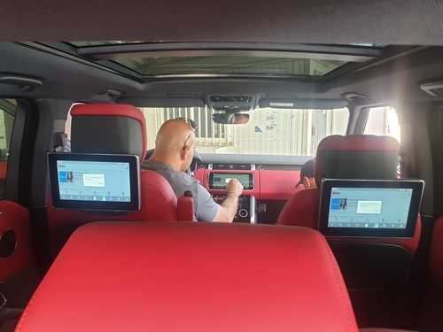 זוג מסכים אחוריים LCD המתחברים למערכת המולטימדיה הקדמית