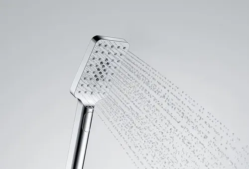 מערכת רחצה יוגה 10009CP9-3A מותקנת על קיר חדר אמבטיה מודרני עם גימור כרום מבריק.