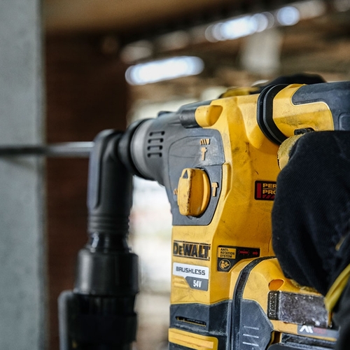 פטישון נטען DEWALT DCH333X2 54V FlexVolt - גוף צהוב שחור עם תפסן SDS-Plus, ידית צד, שתי סוללות 9 אמפר ומזוודת TSTAK לקידוח בבטון