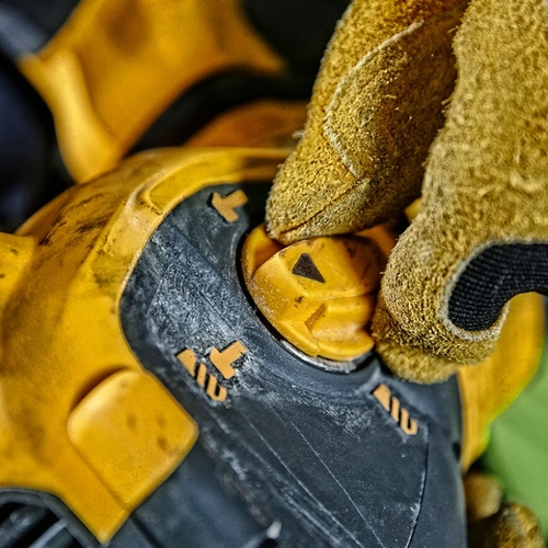 פטישון נטען DEWALT DCH333X2 54V FlexVolt - גוף צהוב שחור עם תפסן SDS-Plus, ידית צד, שתי סוללות 9 אמפר ומזוודת TSTAK לקידוח בבטון