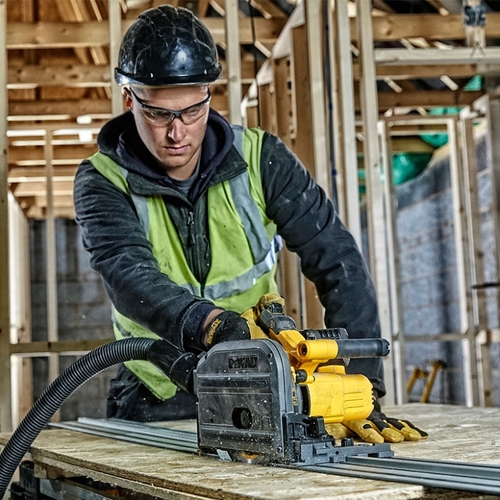 מסור טבילה נטען DEWALT DCS520T2R 54V FlexVolt - גוף צהוב שחור על מסילת הכוונה עם להב 165 מ