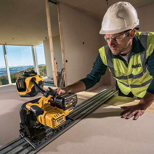 מסור טבילה נטען DEWALT DCS520T2R 54V FlexVolt - גוף צהוב שחור על מסילת הכוונה עם להב 165 מ