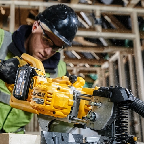 מסור פנדל נגרר נטען DEWALT DCS777N 54V FlexVolt גוף בלבד - גוף צהוב שחור עם להב 216 מ