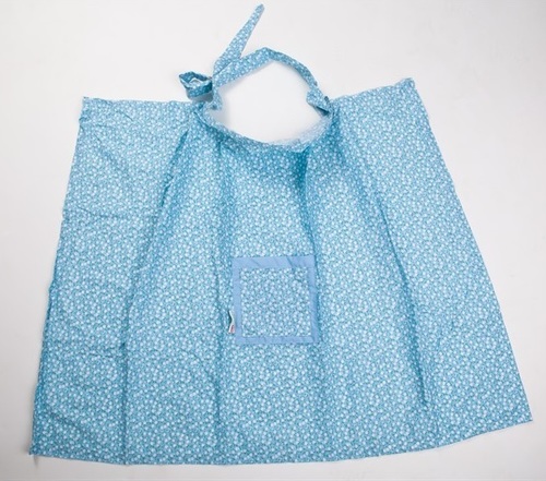 סינר הנקה עם קשת וכיס למוצץ או רפידות הנקה 'מאיה' - תכלת פרחוני