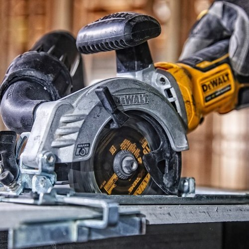 מסור עגול קומפקטי נטען DEWALT DCS571N 18V XR - להב 115 מ