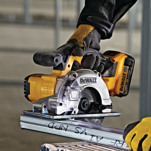 מסור עגול נטען לחיתוך מתכת DEWALT DCS373M2 18V - להב 140 מ