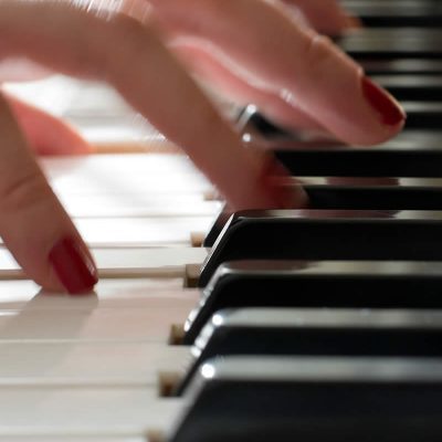 פסנתר כנף בייבי GP-1100 מסדרת CONCERT עם מקלדת FATAR בצבע שחור מבית Pearl River