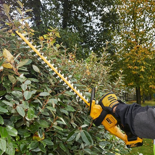 גוזם גדר חיה נטען 18V דגם DCM563PB תוצרת DEWALT -גוף בלבד