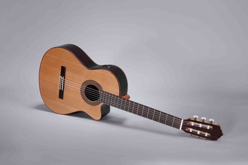 גיטרה קלאסית מוגברת גימור מבריק Altamira N300CE 