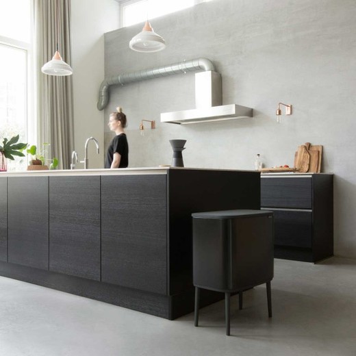 פח אשפה ברבנטיה, 36 ליטר, שחור מט - Brabantia משולב במטבח ביתי