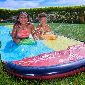 מגלשת מים זוגית  לילדים בגינה אורך 4.8 מטר Wave Rider עם חיבור לצינור גינה ו 2 גלשני בוגי Wham-O  HAPPY HOP