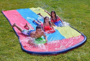 מגלשת מים משולשת  לילדים בגינה אורך 4.8 מטר Wave Rider עם חיבור לצינור גינה ו 3 גלשני בוגי מתנפחים Wham-O  HAPPY HOP