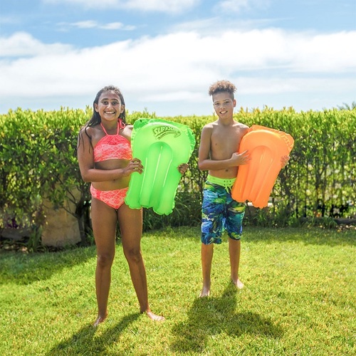 מגלשת מים משולשת  לילדים בגינה אורך 4.8 מטר Wave Rider עם חיבור לצינור גינה ו 3 גלשני בוגי מתנפחים Wham-O