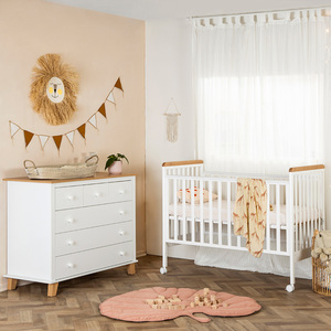 חדר תינוק עם שידה ברוחב 100 ס"מ סאנרייז במראה כפרי המשלב לבן עם מראה עץ טבעי