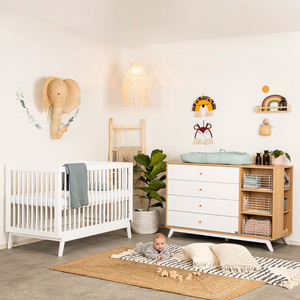 חדר תינוק הרמוני עם שידה רחבה 140 ס"מ במראה מודרני המשלב לבן עם מראה עץ טבעי