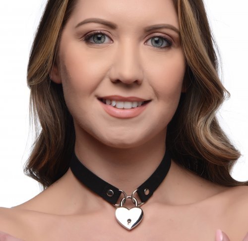 קולר קינקי שחור דמוי עור עם לב ומפתח XR Brands - Lock-It Heart Choker 