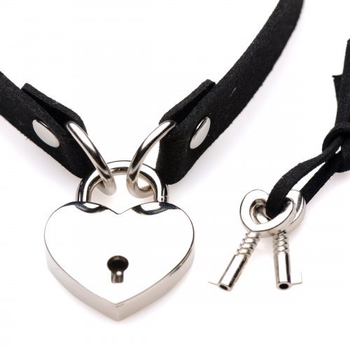 קולר קינקי שחור דמוי עור עם לב ומפתח XR Brands - Lock-It Heart Choker 