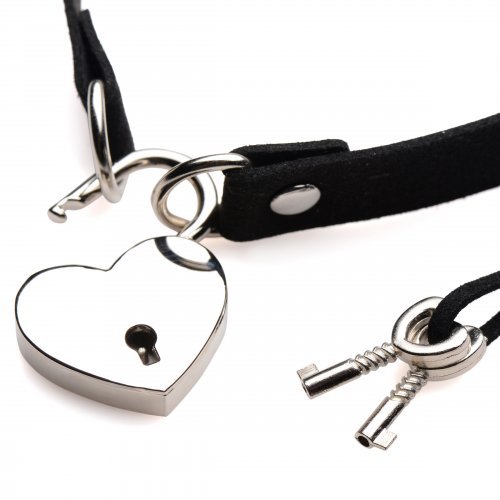 קולר קינקי שחור דמוי עור עם לב ומפתח XR Brands - Lock-It Heart Choker 