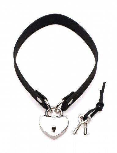 קולר קינקי שחור דמוי עור עם לב ומפתח XR Brands - Lock-It Heart Choker 