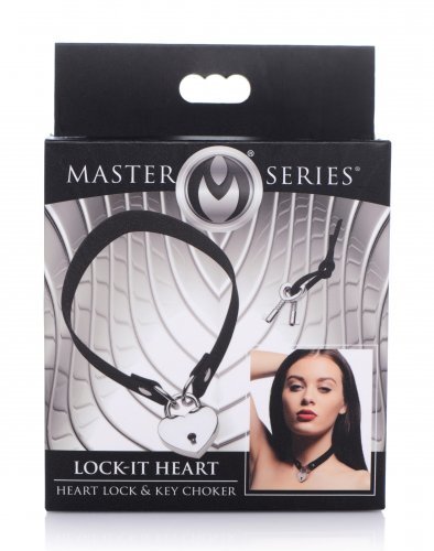 קולר קינקי שחור דמוי עור עם לב ומפתח XR Brands - Lock-It Heart Choker 