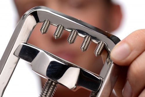לחצן אשכים מתכוונן עם קוצים -  XR Brands - Ball Crusher with Spikes