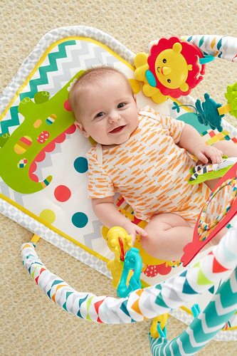 אוניברסיטה ושמיכת פעילות לתינוק 'קרנבל' עם צעצוע אריה מנגן ו 5 צעצועים נוספים