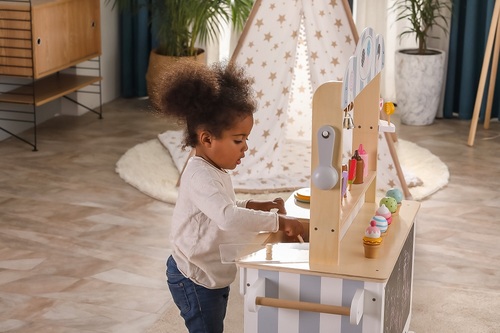 עגלת גלידה גדולה מעץ עם לוח כתיבת תפריט ואביזרי משחק