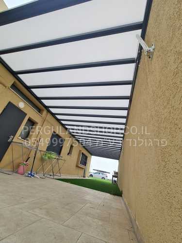 פרגולת אלומיניום הייטק פרימיום סנפל חצי שקופה בגוונים שונים . הגנה מפני מים ושמש ויופי בלי סוף . מפרט טכני בתחתית הדף