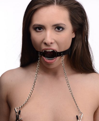 מחסום פה גאג רינג עם זוג מצבטי פטמות XR Brands - Seize O-Ring Gag with Nipple Clamps 