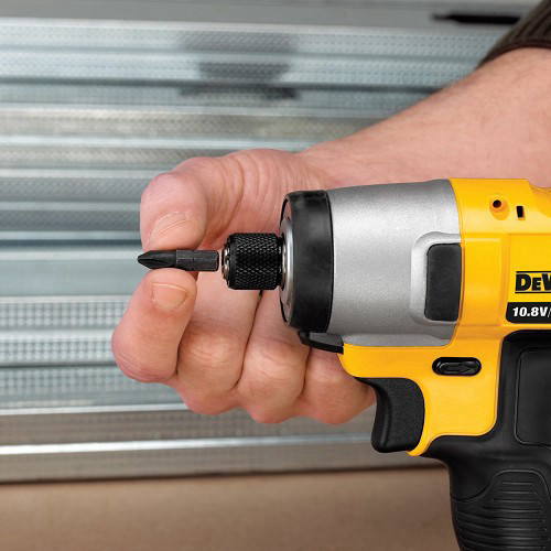 מברגת אימפקט נטענת 10.8V דגם DCF815D2 מבית DEWALT