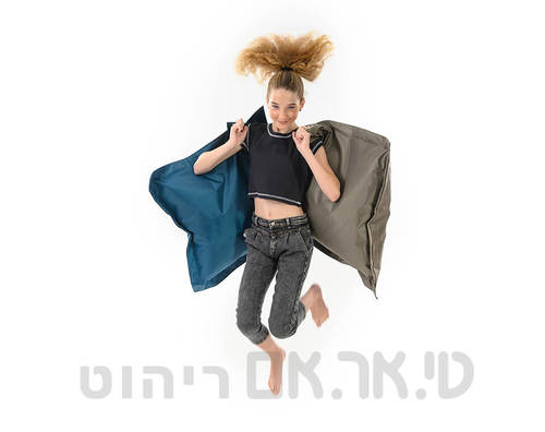 נערה קופצת ומחזיקה פוף דגם נארה
