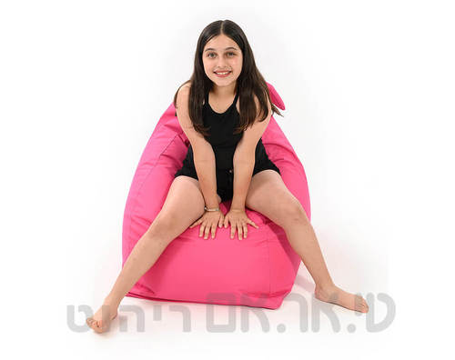 נערה יושבת על פוף באני