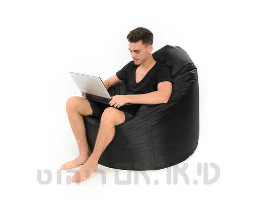 נער יושב עם לפטופ על פוף שיבויה
