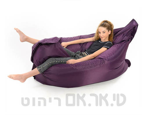 נערה על פוף פט בוי סגול