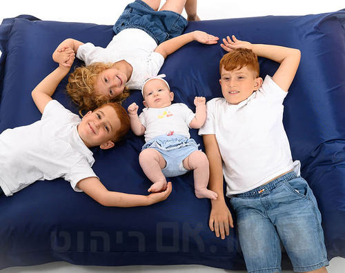 קבוצת ילדים על פוף פט בוי כחול