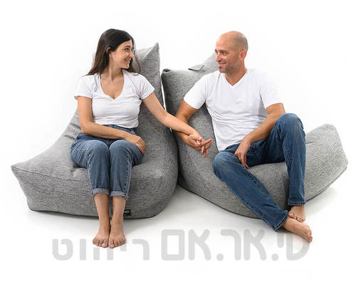 זוג יושבים על פוף נגויה
