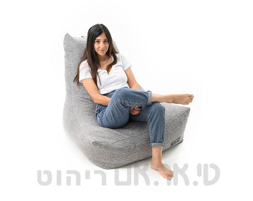 נערה יושבת על פוף נגויה