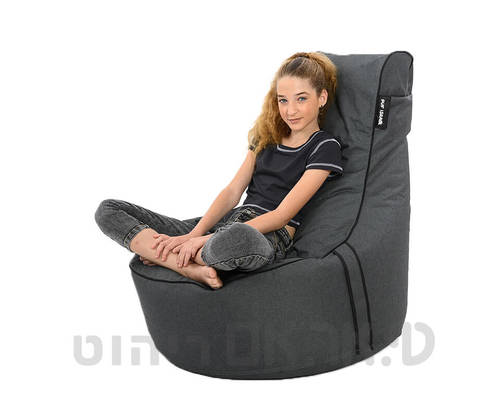 נערה יושבת על פוף נאגו