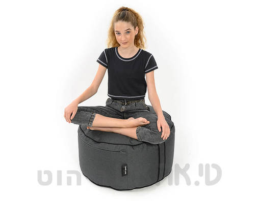 נערה יושבת על פוף צ'יבה