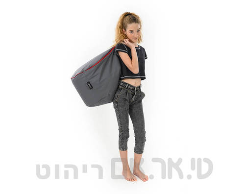 נערה מחזיקה פוף צ'יבה