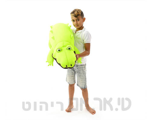 ילד מחזיק פוף בצורת תנין