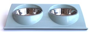 זוג קערות נירוסטה במעמד פלסטיק 2Pcs of stainless steel bowls on a plastic stand