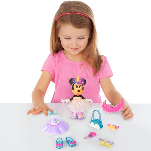 בובת אופנה מיני מאוס עם 2 תלבושות שונות ו-10 אביזרים - חד קרן