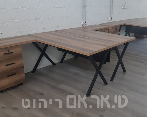 שולחנות משרדיים במשרד רומנו לוגיסטיקה בשלומי
