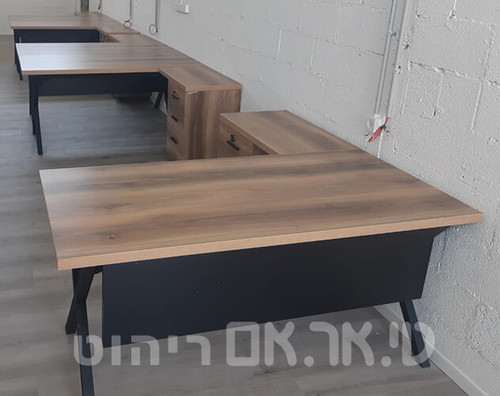 שולחנות משרד במשרד רומנו לוגיסטיקה בשלומי