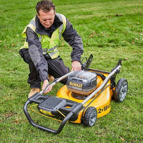 מכסחת דשא נטענת בראשלס + 2 סוללות DeWALT DCMW564P2 BL 2X18V 5Ah