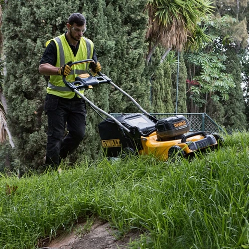 מכסחת דשא נטענת בראשלס + 2 סוללות DeWALT DCMW564P2 BL 2X18V 5Ah