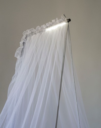 עריסה מפוארת מתחברת למיטת הורים עם מצבי גובה, כילה ותאורת לילה Minigo Deluxe - שחור